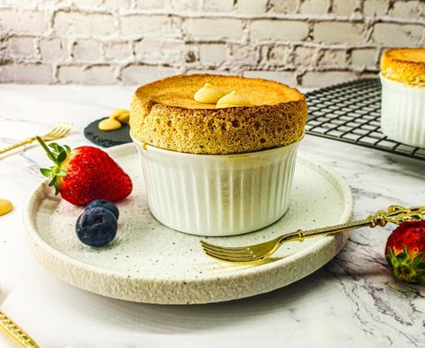 Vegan Souffle, Vegan Egg Replacement, Vegan Burger Recipe, Meringue Desserts, Vegan White Chocolate, Souffle Recipes, Vegan Whipped Cream, Plant Based Desserts, Chocolate Souffle