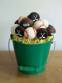 Hockey Cupcakes, Football Cake Pops, Hockey Cake, Hockey Cakes, Apple Pop, Hockey Party, Hockey Birthday, Hockey Pucks, Pie Pops