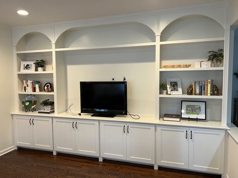 Arched Bookcase Tv Wall, Arched Tv Built In, Arched Tv Unit, Arch Tv Unit, Built In Tv Cabinet, Tv Rum, Curve Building, Built In Wall Units, Bookshelves With Tv