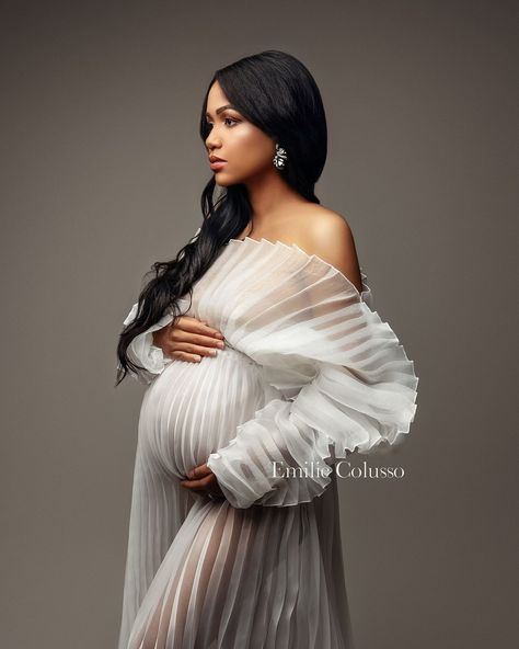 The magnificent curves of the pleat add a new spirit to your photo shoots. Soft-flowing pleats in mothers’ bodies help you offer a visual feast Photo by @emiliecolusso_photographe 🫶🏼 #maternityphotography #maternitypromaster #maternityphotographysydney #maternityshoot #maternityfashion #pregnancyfashion #pregnancyphotoshoot Goddess Maternity Shoot Black Women, Diy Maternity Dress, Vogue Maternity, Maternity Shoot Black Women, Pregnancy Shoots, Maternity Photoshoot Outfits, Pregnant Lady, African Print Maxi Skirt, Maternity Photo Shoot