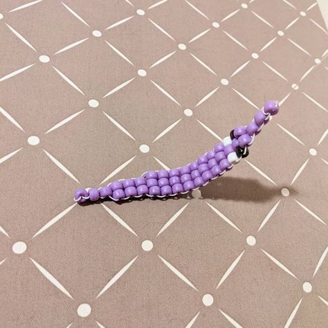 Diy Worm On A String, Kandi Worm On A String Tutorial, Crochet Worm On A String, Worm On A String Crafts, Kandi Worm, Pokemon Kandi, Beaded Keychains Patterns, Pony Bead Animals, Worm On A String