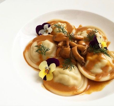 Pretty Pasta Dishes, Upscale Pasta Dishes, Ravioli Presentation, Ravioli Fine Dining, Ravioli Plating Presentation, Dumpling Plating, Ravioli Plating, Pasta Presentation, Ravioli Gourmet