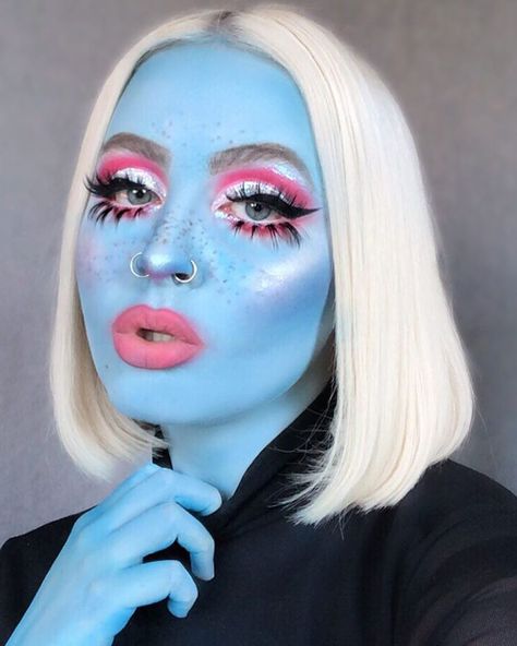 I’ve been feeling pretty blue lately, so I decided to re-create my favorite look from @itslikelymakeup 💙… Alien Makeup, Alien Halloween, Drag Make-up, Face Art Makeup, Drag Makeup, Halloween Makeup Inspiration, Trash Polka, Feeling Pretty, Fx Makeup