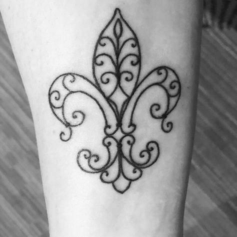 Fleur de lis tattoo Simple New Orleans Tattoo, Flur De Lis Tattoo Design, Flure De Lis Tattoo, Flur De Lis Tattoo, Tat Stencils, New Orleans Tattoo, Lis Tattoo, Nola Art, Crane Tattoo