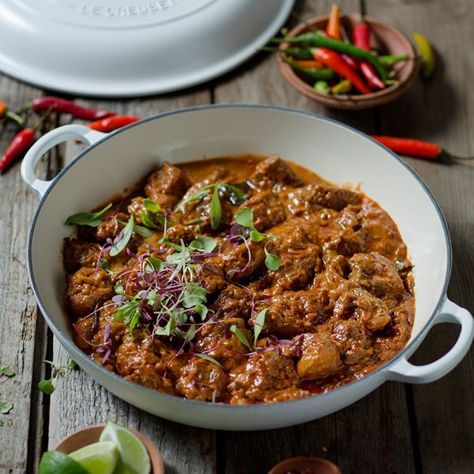 Fiery Lamb Curry - Le Creuset Recipes Creuset Recipes, Lamb Curry Recipes, Mutton Curry Recipe, Le Crueset, Le Creuset Recipes, Chicken Vindaloo, Mutton Recipes, Lamb Dishes, Lamb Curry