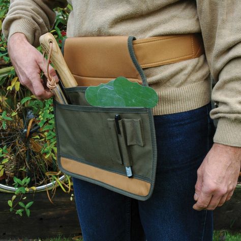 Now you will always have your tools at the ready while out and about in your garden. The adjustable belt has multiple spacious storage compartments that can hold variety of different tools.  Canvas, polyester, PP with a PCV lining. Garden Tool Belt, Different Tools, Garden Bags, Garden Tool Set, Gardening Apron, Gardening Outfit, Tool Belt, Garden Tool, Gift For Music Lover