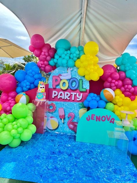 Splash Pool Party Decoration, Pool Party Balloon Backdrop, Pool Party Balloon Garland, Pool Party Balloons Decorations, Minnie Mouse Pool Party Ideas, Pool Party Balloons, Girly Pool Party, Pool Party Diy, Barbie Pool Party