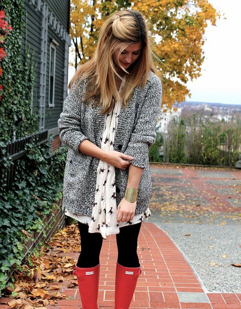 Red Hunter Boots, Rainy Fall, Hunter Boots Outfit, Red Rain Boots, Librarian Chic, Boot Outfits, Red Rain, Mode Chic, Red Boots