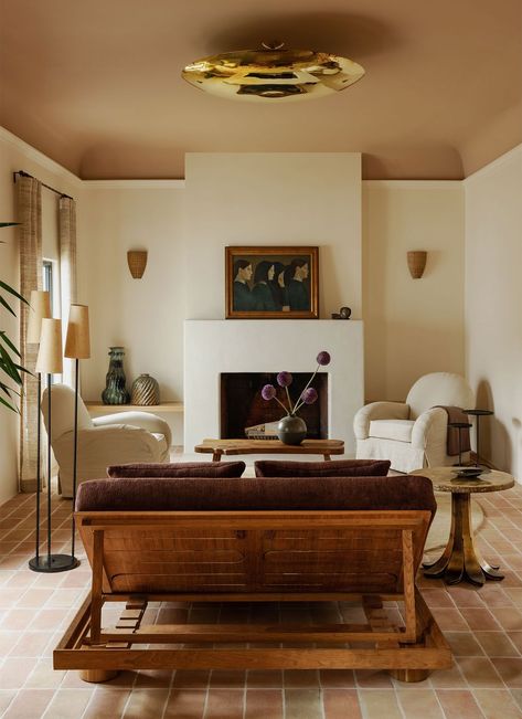 David Lucido Los Angeles Home Living Tv, Mediterranean Style Home, Pierre Jeanneret, Style Deco, A Living Room, Mediterranean Style, Spanish Style, Interior Inspo, Elle Decor