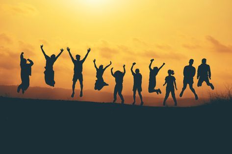 Group of people jumping over the mountain sunset, friends party, happy time Photo | Premium Download National Friendship Day, Friends Group Photo, Sunset Friends, Concert Crowd, Friendship Photography, Friendship Photos, True Friendship Quotes, Comic Poster, Friend Cartoon