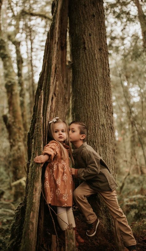 Moody Forest Family Photoshoot, Adventure Family Photography, Family Pictures In The Woods, Forest Family Photos, Forest Family Photoshoot, Woods Photoshoot, Family Posing Guide, Casual Family Photos, Forest Photoshoot