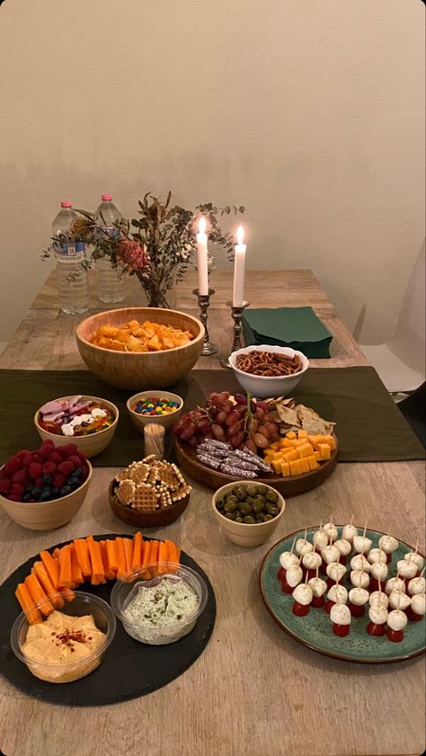 New Year Food Table Ideas, Girls Dinner Party Food, Table Aesthetic Food, New Year Food Table, Movie Night Food, Healthy Lunch Snacks, Dinner Party Summer, Catering Ideas Food, Birthday Dinner Party