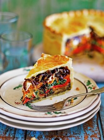 Picnic pie Terrine Pie, Picnic Pie, Shortcrust Pastry, Savory Pie, Picnic Food, Snacks Für Party, Jamie Oliver, Beets, Vegetable Recipes