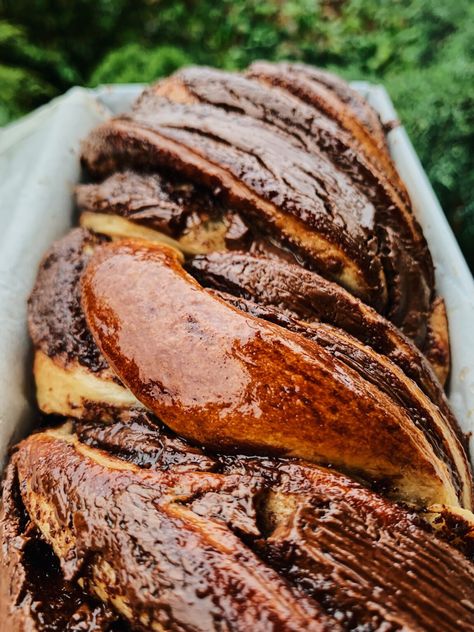 CHOCOLATE BABKA - CAROLINA GELEN Nutella Babka, Yeast Cake, Sweet Bread Rolls, Jewish Holiday Recipes, Winter Foods, Babka Recipe, Chocolate Babka, Dinner Today, British Baking