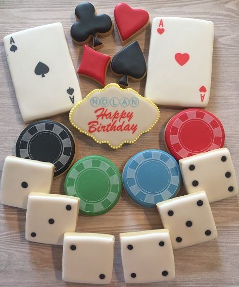 Casino Theme Cookies Decorated, Casino Cookies Decorated, Casino Desserts, Dice Cookies, Poker Cookies, Vegas Cookies, Healthy Food To Eat, Decorative Cookies, Cookies Sugar