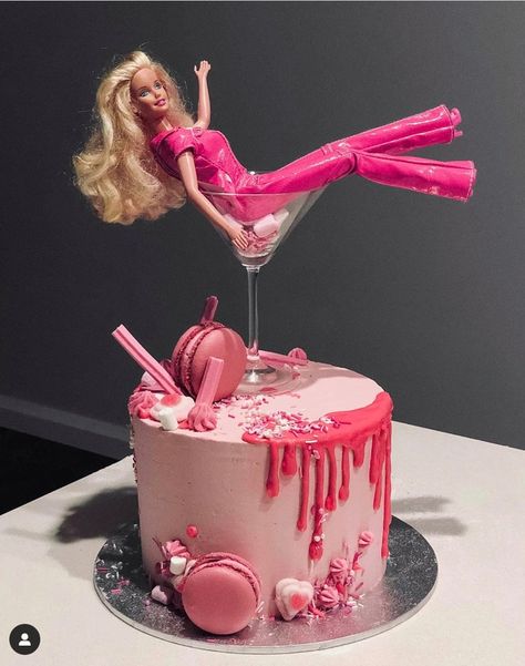 Barbie Cake Ideas, Barbie Torte, Drunk Barbie Cake, Barbie Birthday Cake, Barbie Theme Party, Bolo Barbie, Barbie Doll Cakes, 21st Cake, Barbie Birthday Party