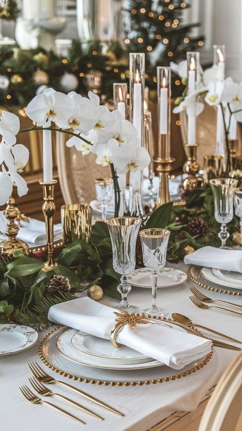 Luxurious Table Setting, Table Setting Christmas Holiday, Christmas Table Settings 2024, Christmas Decor Luxury, Christmas Dinner Ideas Decoration, Silver And Gold Christmas Party, Christmas Dinner Table Settings Elegant, White And Gold Christmas Table, Luxury Christmas Aesthetic