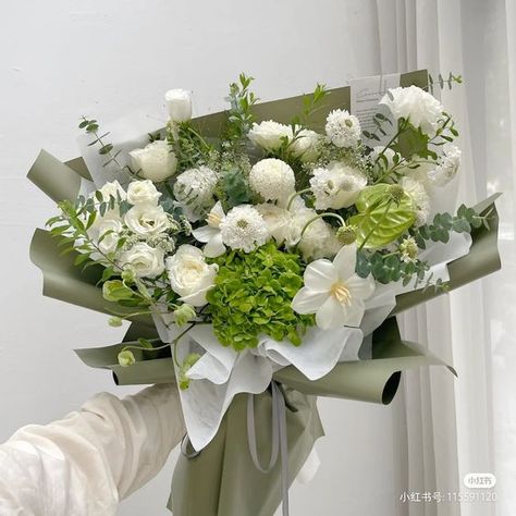 Flora Designs, Diy Flower Projects, Graduation Bouquet, White Flower Bouquet, Green Bouquet, Prettiest Bouquet, Boquette Flowers, Flowers Bouquet Gift, Flower Therapy