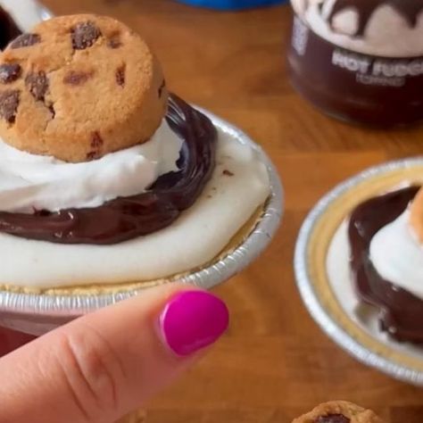 Taryn Camp on Instagram: "Mini Ice Cream Pies! 🍦 Super simple and you can customize them with any flavor! 😍 #icecream #pie #nobake #cookiedough #chocolatechipcookies #chocolatechipcookiedough #dessertvideo #sweets #dessertoftheday #chocolate #fudge #hotfudge" Mini Ice Cream Pies, Freezable Cookies, Mini Ice Cream, Instagram Recipes, Cream Pies, Cream Cakes, Ice Cream Pies, Ice Cream Popsicles, Bake Desserts