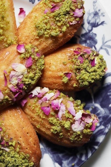 Persian Love Cookies, Madeleine Decoration, Persian Cake, Persian Cookies, Persian Aesthetic, Aesthetic Sweets, Fennel Gratin, Persian Sweets, Madeleine Cookies