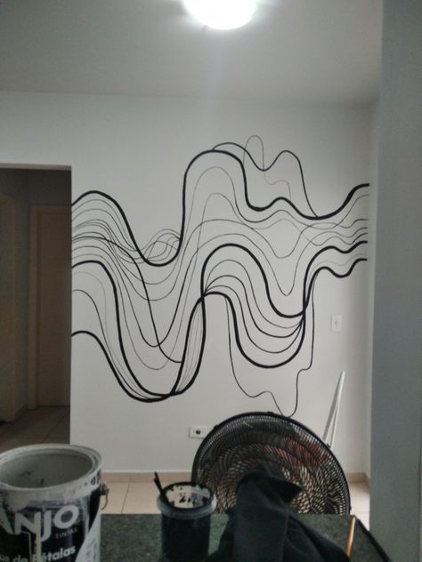 Black And White Wall Paint Ideas, Line Art Mural Ideas, Cool Murals For Bedrooms, Swirl Wall Paint, Wavy Painted Wall, Squiggle Mural, Wavy Wall Paint, Wall Painting Ideas Bedroom Unique, Line Art Wall Mural