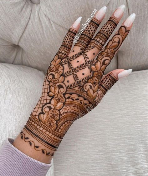 Front Hand Mehandi Desgine Stylish, Nikkah Henna, Mehndi Designs Back Hand, Mehndi Designs Back, Beautiful Simple Mehndi Design, Short Mehndi Design, Hand Mehndi Designs, Mehndi Designs Simple, Front Mehndi Design