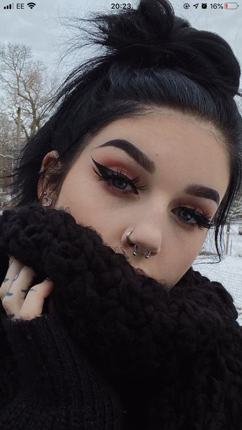 Edgy Work Makeup, Fall Goth Makeup, Metalcore Makeup, Chill Goth Outfits, Gothic Prom Makeup, Grunge Goth Makeup, Edgy Makeup Looks Grunge, Summer Punk Outfits, 2023 Beauty Trends