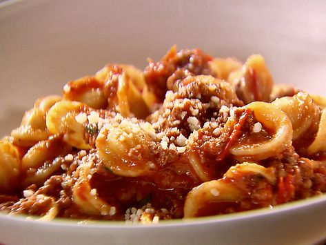 Weeknight Bolognese Recipe : Ina Garten : Food Network I added mushrooms with the garlic. Pasta Bolognese Recipe, Pasta With Meat, Weeknight Bolognese, Pasta Bolognese, Ina Garten Recipes, Bolognese Recipe, Drying Pasta, Spare Ribs, Rigatoni