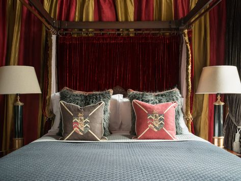 This 'Harry Potter' Apartment Makes You Feel Like You're at Hogwarts Harry Potter Apartment, Harry Potter Themed House, Harry Potter Themed Bedroom, Harry Potter Curtains, Gryffindor Common Room, Potters House, Double Sofa Bed, Harry Potter Houses, Harry Potter Room