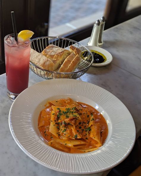 📍 Il Fornaio Roseville | Pennoni Alla Vodka & Tuscan Lemonade | Open for Outdoor Dining & To Go | #Pasta #RosevilleDining Pennoni Recipes, Alla Vodka, Cheat Meal, Authentic Italian, Italian Restaurant, Italian Dishes, Copycat Recipes, Thai Red Curry, Vodka