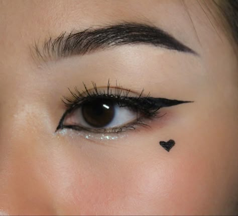 Heart Eyeliner Stamp Looks, Egirl Eyeliner Hooded Eyes, Heart Under Eye Makeup, Eyeliner Heart Under Eye, Asian Eyeliner Hooded, Epicanthic Fold Eyeliner, Eyeliner Designs Simple, Epicanthic Fold Makeup, Egirl Eye Makeup