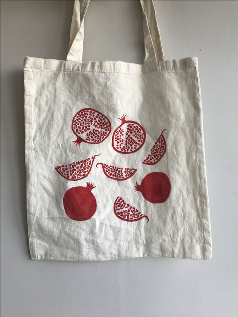 Stamped Canvas Bags, Totebag Prints Ideas, Easy Bag Painting Ideas, Painted Toat Bag, Painted Totes Ideas, Painted Bags Ideas Aesthetic, Tote Bag Craft Ideas, Diy Cricket Projects, Tot Bag Design Ideas