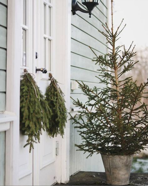 Christmas Tree Outside, Scandinavian Christmas Trees, My Scandinavian Home, Winter Porch, Scandi Christmas, Swedish Christmas, Christmas Front Porch, Natural Christmas, Nordic Christmas