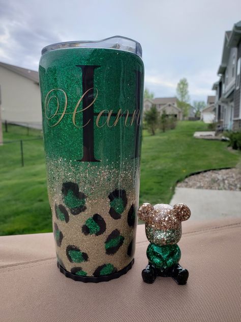 Glitter Tumblr, Glitter Tumbler Cups, Glitter Pens, Tumbler Cups Diy, Green Glitter, Cup Design, Tumbler Cups, St Patrick’s Day, St Patricks Day