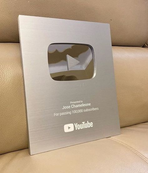 100k Subscribers Youtube Plaque, 100k Subscribers Youtube, Youtube Plaque, Youtube Award, Youtuber Life, Youtube Goals, Youtuber Aesthetic, 100k Subscribers, Vision Board Photos