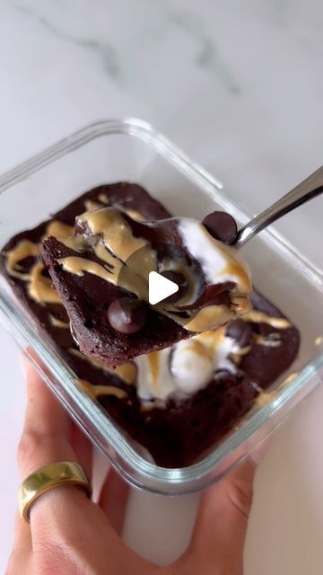 Calla Ramont on Instagram: "2 minute protein brownie 🍫🍫🍫 finally gave this viral recipe a try and it’s worth the hype 🤌🏼   1 egg 1/3 cup Greek yogurt or dairy-free yogurt  1 tbsp sweetener of choice  3 tbsp cocoa powder 1 tbsp chocolate protein powder  Chocolate chips   Microwave for 90 seconds for a lava cake consistency or longer for a more cooked-through brownie!   #highprotein #brownie #healthydessert #cleaneating #glutenfree #proteindessert #callascleaneats #healthyrecipes #easyrecipes #easydessert #glutenfreerecipes #proteinpowder #healthyeating" Greek Yogurt Brownies, Protein Brownies Recipe, Bolo Fit, Protein Brownies, High Protein Desserts, High Protein Low Calorie, Dairy Free Yogurt, Free Keto Recipes, Protein Desserts