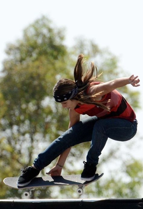 Skateboard Poses, Girl Skater, Action Pose Reference, Skate Girl, People Poses, Skateboard Girl, Anatomy Poses, Human Poses Reference, Longboards