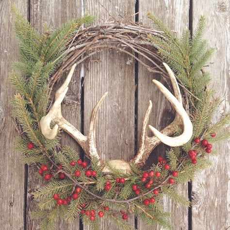 Another handmade wreath // Fence line vines & pretty pines. Antlers Decor, Antler Crafts, Rustic Christmas Wreath, Christmas Decorations Wreaths, Handmade Wreaths, Deer Antlers, Country Christmas, Christmas Deco, Rustic Christmas