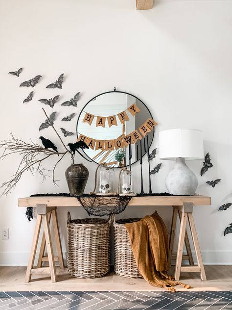 Halloween Entry Table, Entrada Halloween, Halloween Mirror, Halloween Entryway, Modern Halloween Decor, Halloween Chic, Table Halloween, Entry Table Decor, Halloween Decor Diy