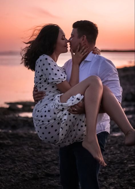 Photoshoot at the beach, with a beautiful couple and an amazing sunset. Sunrise Couple, Worship Images, Photoshoot At The Beach, Photoshoot Couple, Couple Sitting, Couple Ideas, Couples Hugging, Beach Sunrise, Romantic Sunset