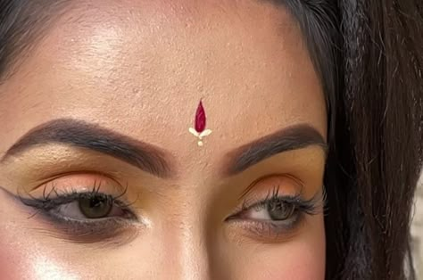 Indian Outfit Hairstyles, Bindi Designs Indian, Creative Eyeliner, Bindi Designs, Self Grooming, 90s Bollywood Fashion, Indian Royalty, Radha Beauty, Bride Entry