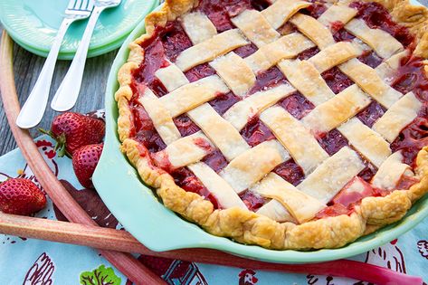 Strawberry Rhubarb Pie Recipe Easy Strawberry Rhubarb Pie, Rhubarb Pie Recipe, Strawberry Rhubarb Recipes, Strawberry Rhubarb Pie Recipe, Pie Pastry Recipe, Pastry Pie Crust, Rhubarb Recipes Pie, Freeze Rhubarb, Strawberry Rhubarb Crisp