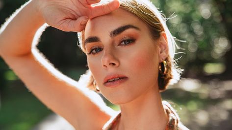 XF 50mm f1.0 + Fujifilm X-T4 Portrait Photography — JULIA TROTTI | Photography Tutorials + Camera and Lens Reviews Golden Hour Portrait, Photography Behind The Scenes, Julia Trotti, Outdoor Portrait Photography, Sharp Photo, Portrait Photoshoot, Outdoor Portraits, Close Up Portraits, Lens Flare