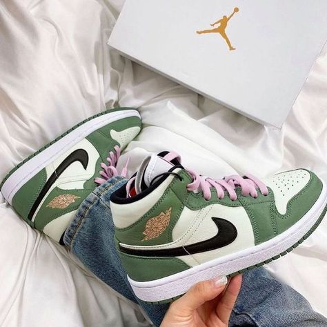 Air Jordan 1 Dutch Green,Green Jordan 1,Air Jordan 1 Outfit Dutch Green Jordan 1 Dutch Green Outfit, Jordan 1 Dutch Green, Jordan 1 Mid Dutch Green, Green Jordans, Af1 Shoes, All Nike Shoes, Nike Air Jordan 1 Mid, Womens Air Jordans, Women Nike