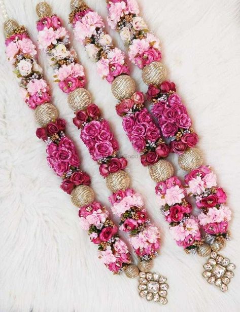 Latest Varmala Designs, Garland For God, Garlands For Wedding, Varmala Designs, Engagement Party Decorations Diy, Arti Thali, Indian Wedding Garland, Flower Jewelry Designs, Garland Wedding Decor