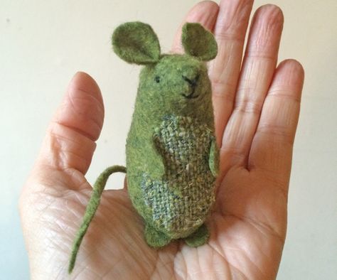 very nice mice : pattern and instructions (and it’s free!) – ann wood handmade Ann Wood, Mouse Crafts, Felt Mouse, Sewing Tutorials Free, Fabric Animals, Easy Sewing Patterns, Fabric Projects, Felt Toys, Felt Ornaments