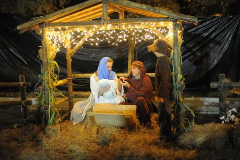 Mangers Christmas, Bethlaham Christmas, Live Nativity Scene Ideas, A Night In Bethlehem, Christmas Plays For Kids, Kids Church Christmas, Living Nativity, Night In Bethlehem, Decor Photobooth