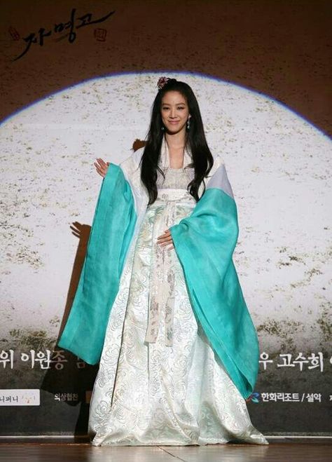 Hanbok Jung Ryeo Won Dimension Travel, Jung Ryeo Won, Dae Jang Geum, Historical Outfits, Hanbok Traditional, Korean Traditional Dress, Alchemy Of Souls, Korean Hanbok, Korean Stuff