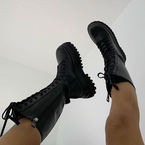 Winter Shoe Trends, Putao, Fall Shoes, Shoe Obsession, Winter Shoes, Shoe Style, Bags Accessories, Dr. Martens, Cute Shoes