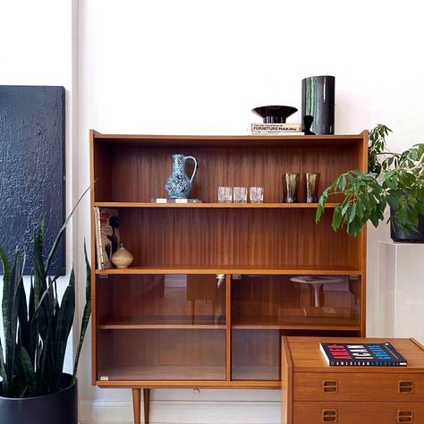 Lovely teak bookshelf new in store this week! This one is a great size and just a perfect opportunity to style out your life! DM for details or drop by for a look! We ship nationally and deliver locally. Mint Home 4949 N Damen Ave Chicago, Il 60625 Mint Home Hours: Thursday - Friday 1 - 6 Saturday - Sunday 11 - 6 minthomechicago.com #mcm #midcentury #modcenturymodern #vintagehome #vintagestore #chicago #chicagovintage #homedecor #vintagehomedecor #vintagedresser #teak #storage #vinta... Teak Bookshelf, Teak Storage, Vintage Teak Sideboard, Thursday Friday, Vintage Dressers, Saturday Sunday, Vintage Store, Chicago Il, Vintage Home Decor